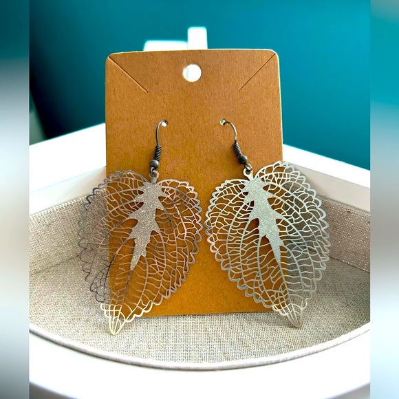 Price Drop!!!! Silver Cutout Filigree Leaf Drop Earrings - Picture 4 of 7
